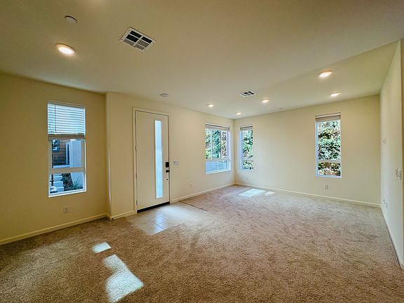 3rd image of 984 Holly Ln