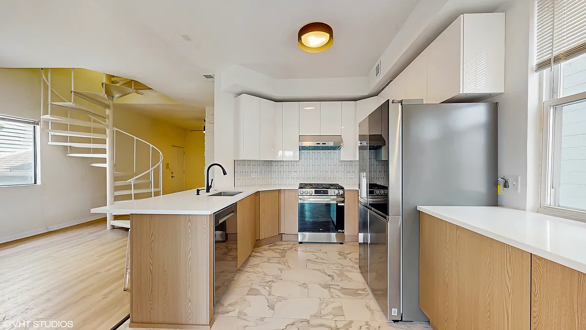 Building Photo - 2430 N Southport Ave #2R