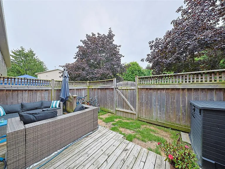 27 York Cres #17 — Photo 23