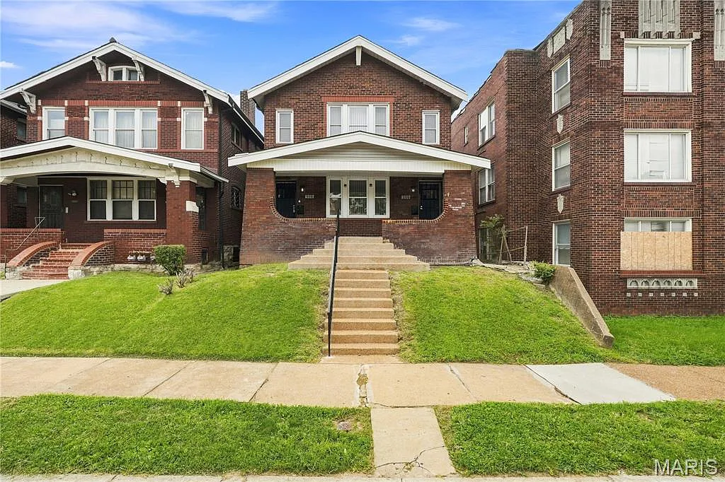 4 bed, 2.0 bath, 1968 sqft, $1,300 — Photo 1