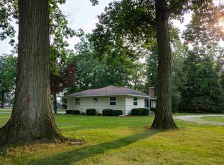 303 E Hunnicutt Dr, Syracuse, IN 46567