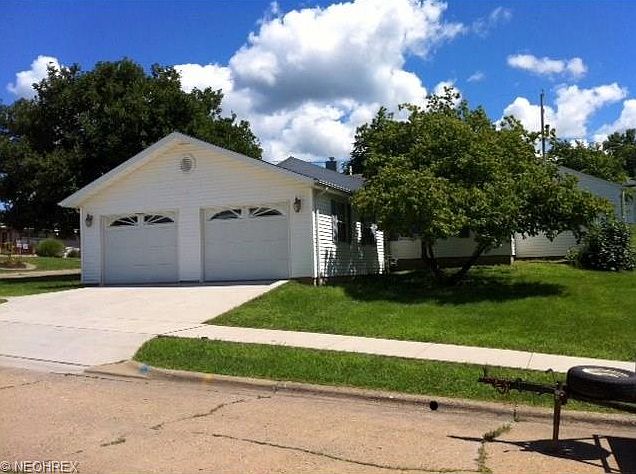 2nd image of 1100 Scott Ave