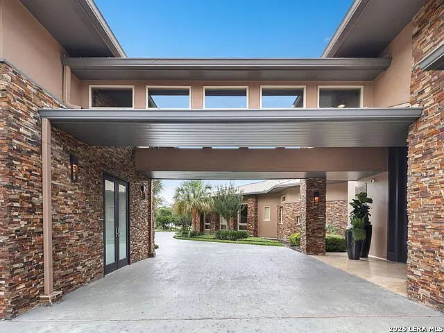 6 bed, 7.5 bath, 7672 sqft, $11,000 — Photo 2