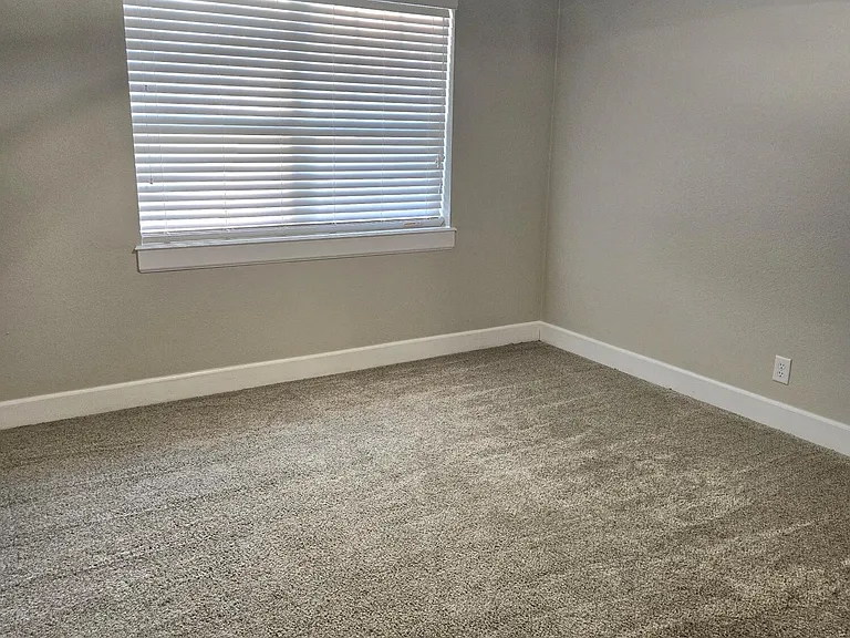 615 Luna Ct — Photo 29