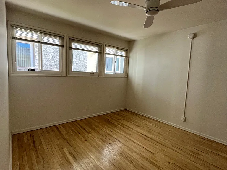 446 1/2 Landfair Ave #446-1/2 — Photo 11