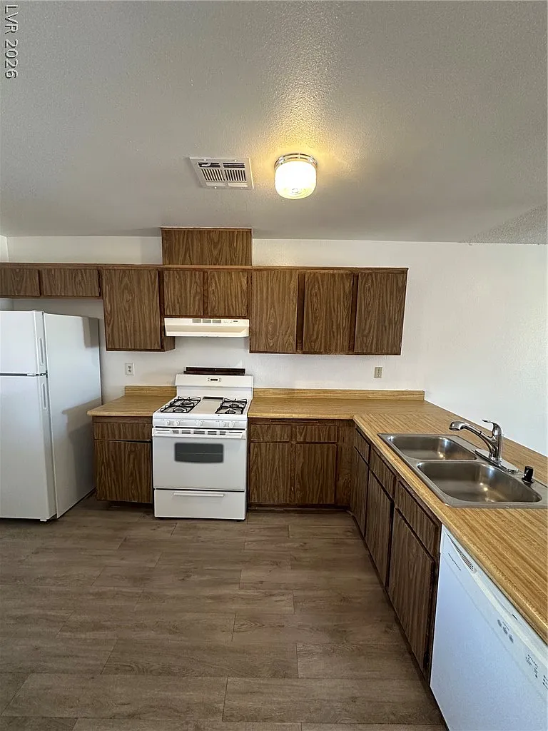 2 bed, 2.0 bath, 937 sqft, $1,296 — Photo 4