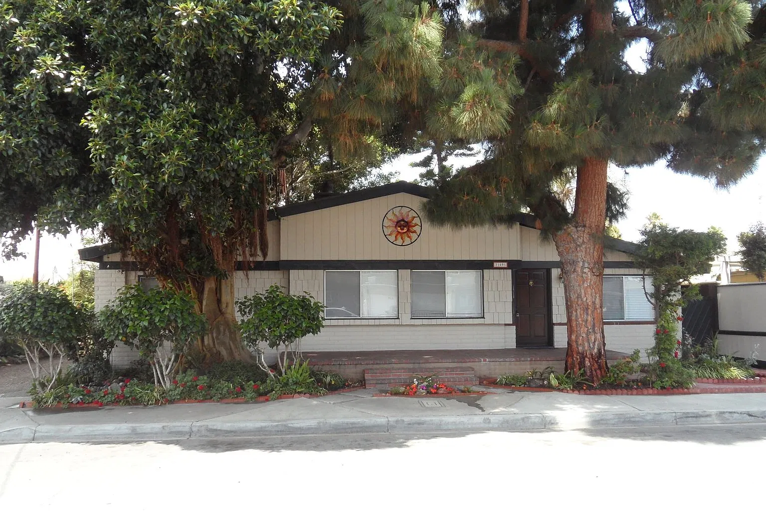 Large 3 Bedroom 2 Bathroom located in Westside Costa Mesa — Photo 2