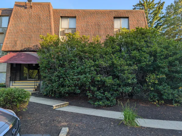 366 Simmonsville Ave, Johnston, RI 02919