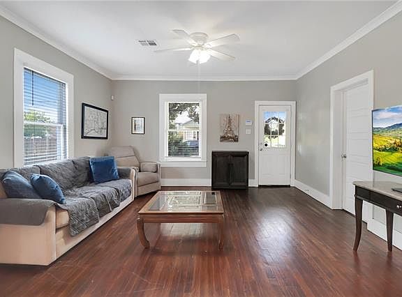 3rd image of 736 Clarence St