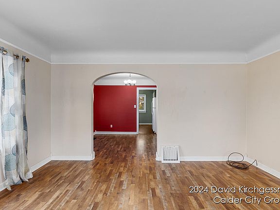 5th image of 1031 Arlington St NE