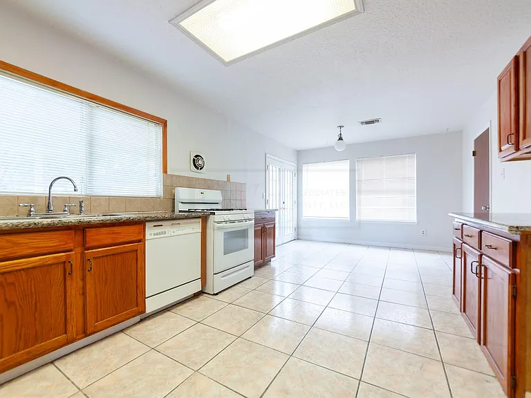 1722 Foxlake Dr — Photo 9