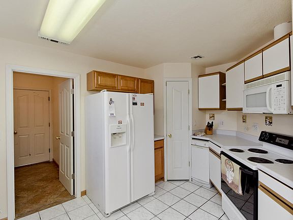 4th image of 1375 Arroyo Dr
