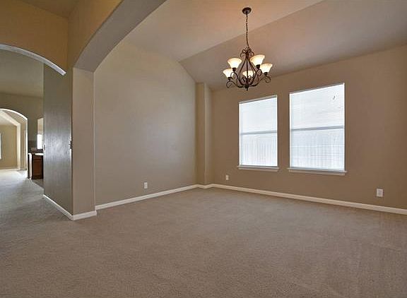 5th image of 115 Holmstrom St