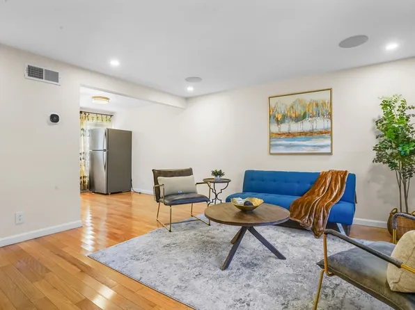 56 Roberts Dr Unit 56, Bedford, MA 01730