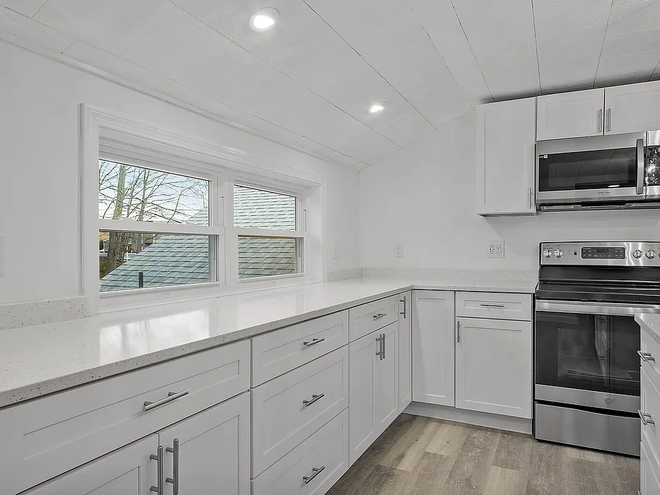 47 Railroad Ave #2