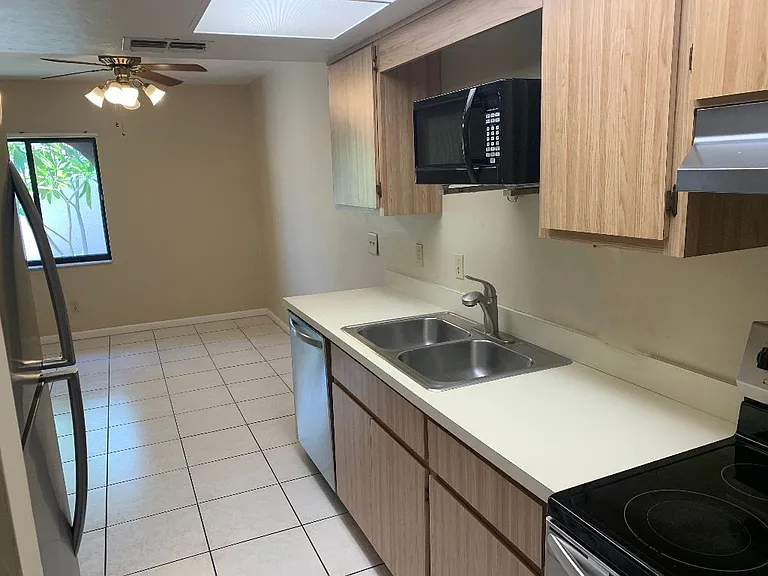 610 SW 47th Ter #6 — Photo 8