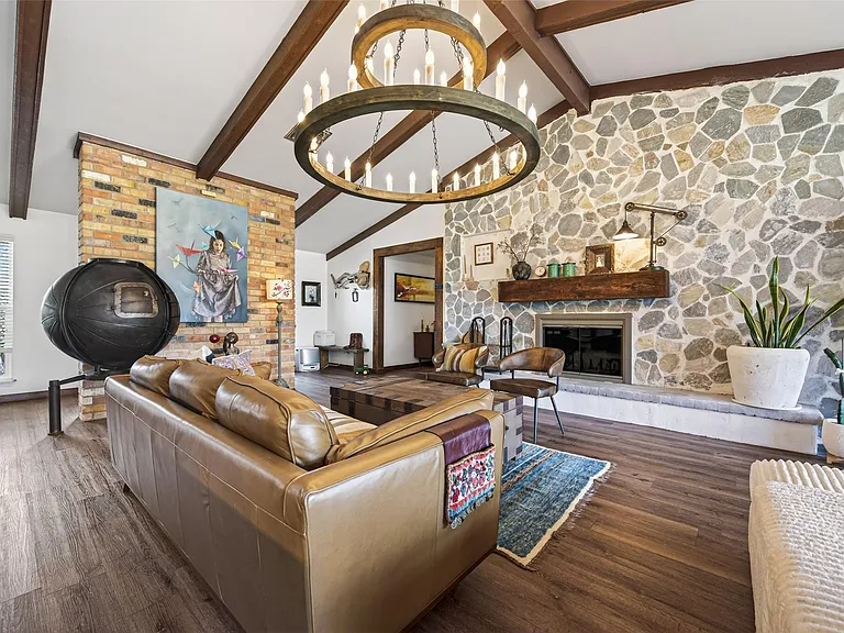 7019 Oak Ln — Photo 2