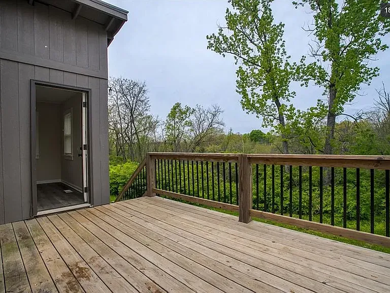 702 Centralia St — Photo 3