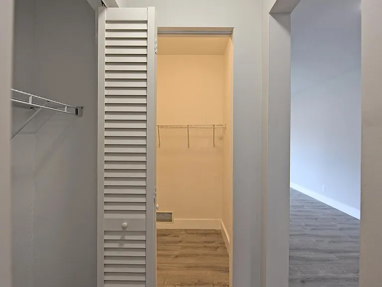 AMPLE STORAGE WITH WALK