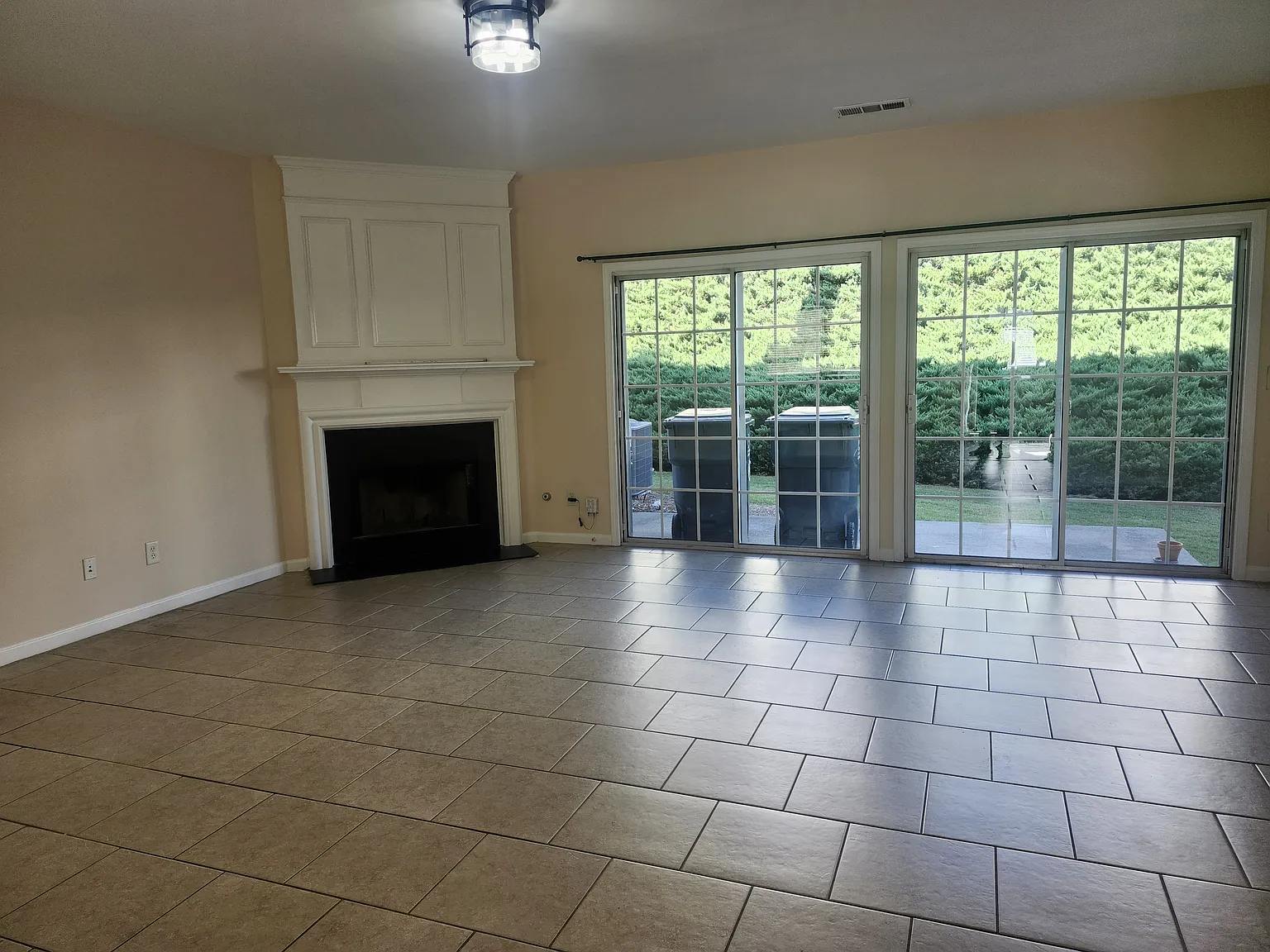 3 bed, 2.5 bath, 1386 sqft, $2,200 — Photo 3