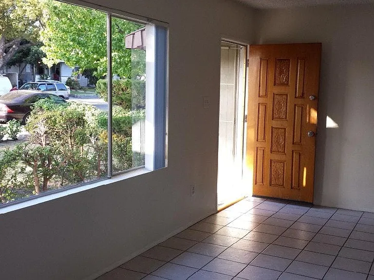 910 E Elk Ave — Photo 2