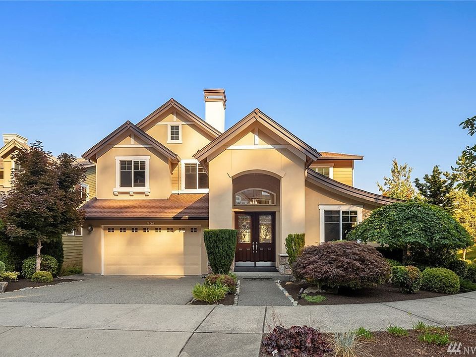 Corner lot allows for more natural light and mountain views! 