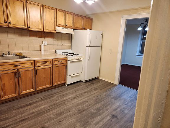 4th image of 10920 Merrick Blvd