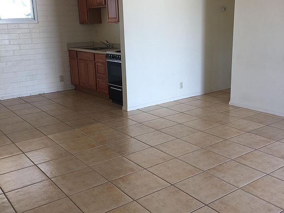 Matching Ceramic Tile flooring t/o.