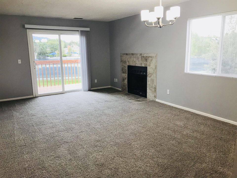 Living room/dining room area w/ new carpet