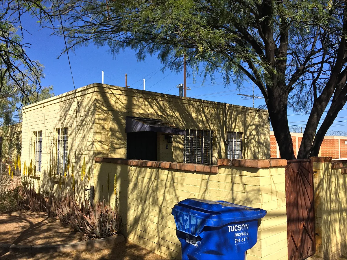 Building Photo - 1039 E Spring St #4