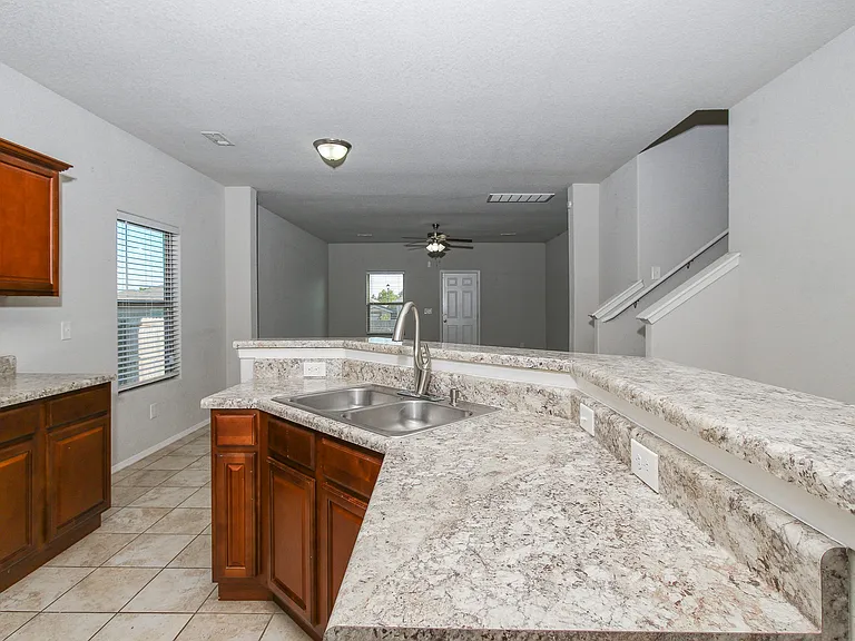 2711 Wyandotte Ave — Photo 15