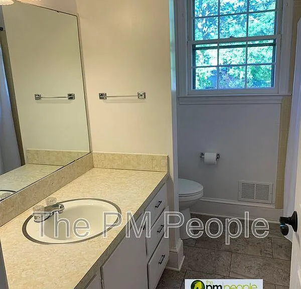 204 Pennwood Ln — Photo 4