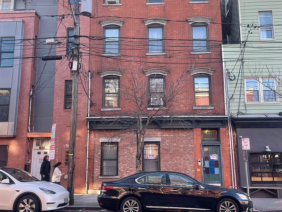 387 Monmouth St #4
