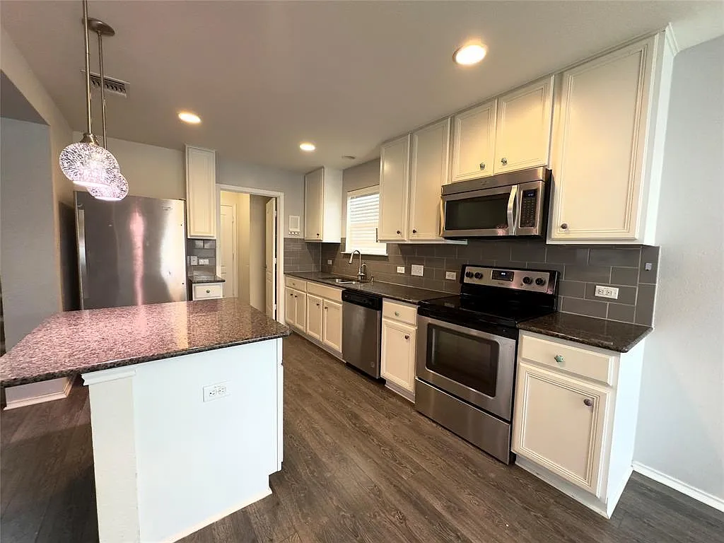3 bed, 2.5 bath, 1665 sqft, $1,950 — Photo 2