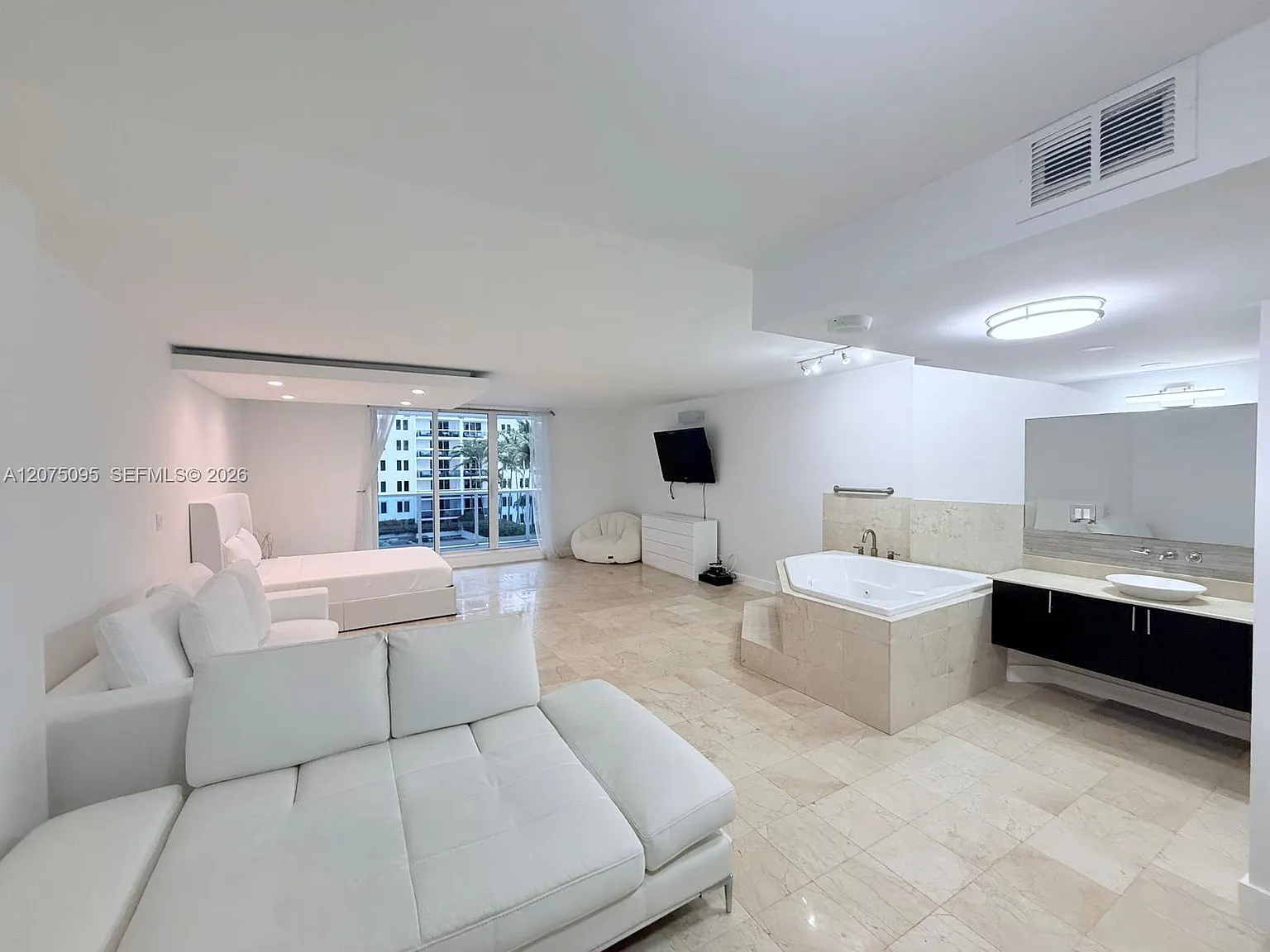 Roney Palace Condo — Photo 3