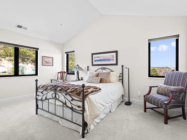 110 Bowles Dr — Photo 31
