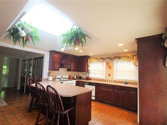 3rd image of 1314 Peppertree Dr