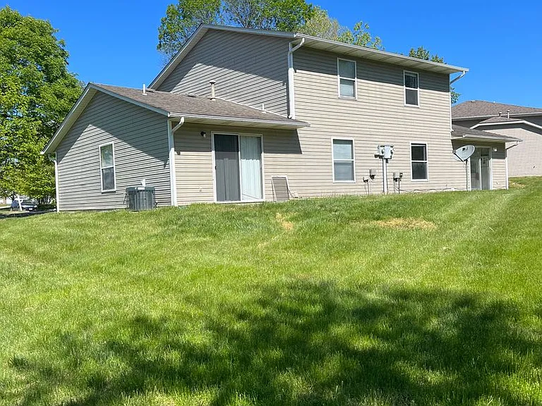 630-632 W Country Squire Ct — Photo 2