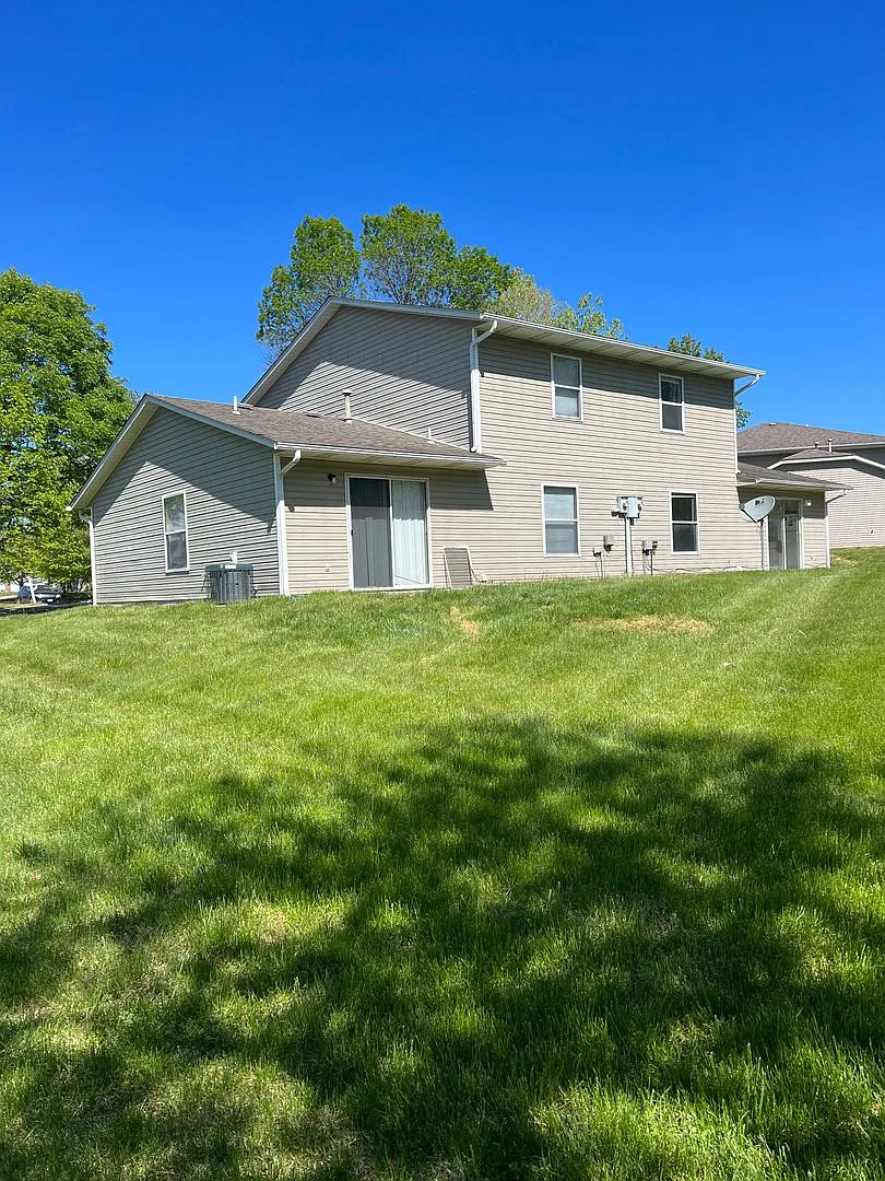 Building Photo - 630-632 W Country Squire Ct