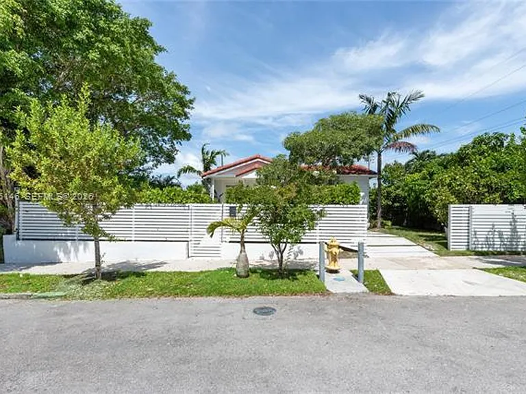 1450 SW 20th Ave #0 — Photo 3