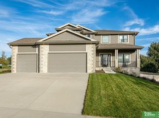 6836 Park Crest Dr, Papillion, NE 68133