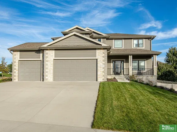 6836 Park Crest Dr, Papillion, NE 68133