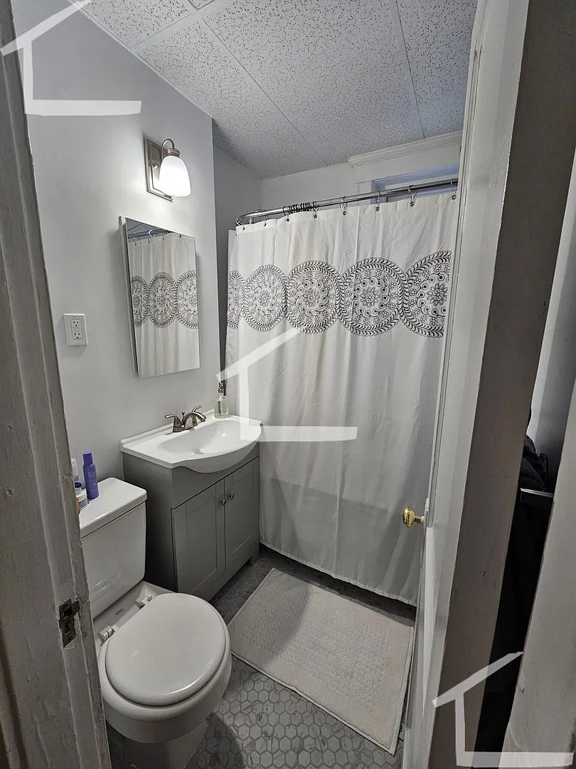 Beautiful, freshly renovated 1 bedroom unit — Photo 3