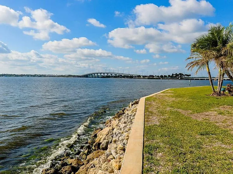 4041 NE Breakwater Dr — Photo 36