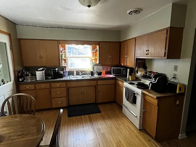 320 8th Ave — Photo 6