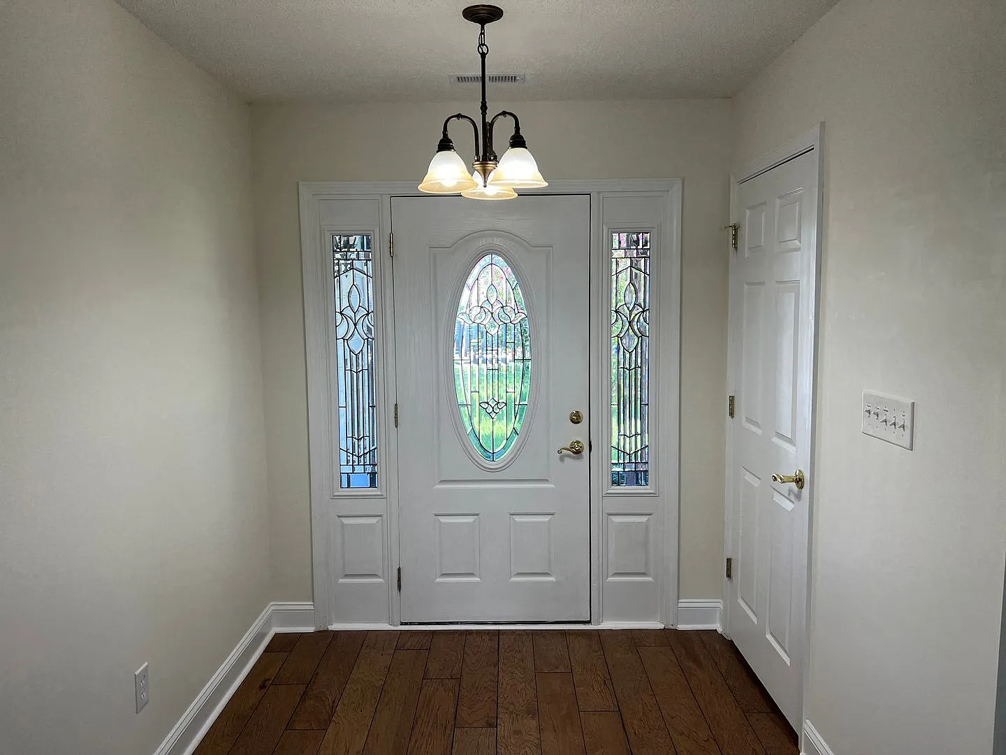 Beautiful Four-Bedroom Home Located In Burning Ridge! Available Now! — Photo 4