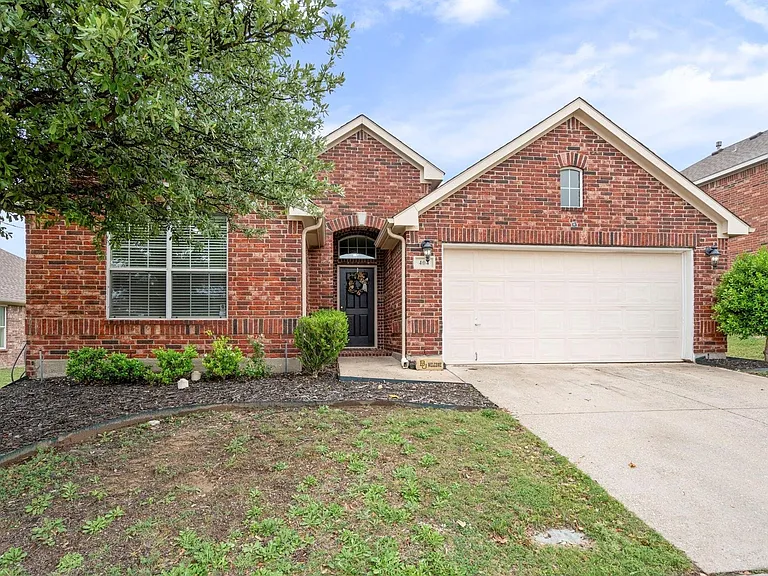 404 Dartmoor Dr — Photo 2