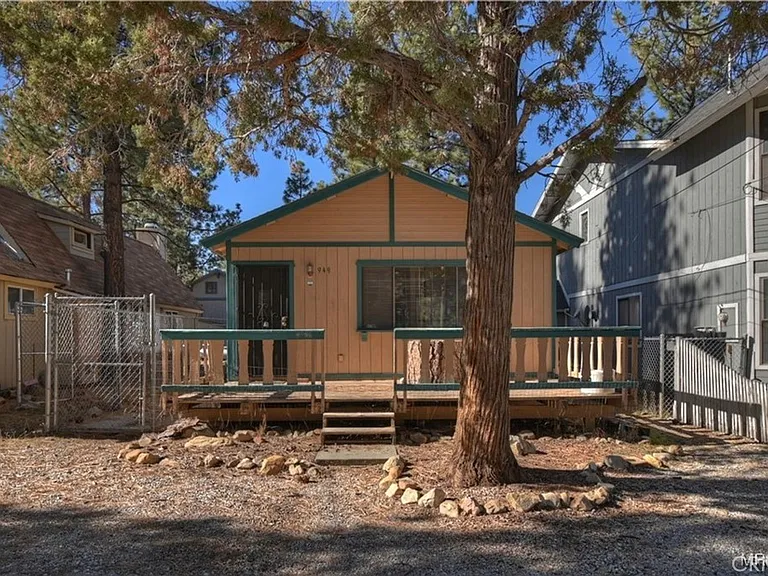 949 Pine Ln — Photo 4
