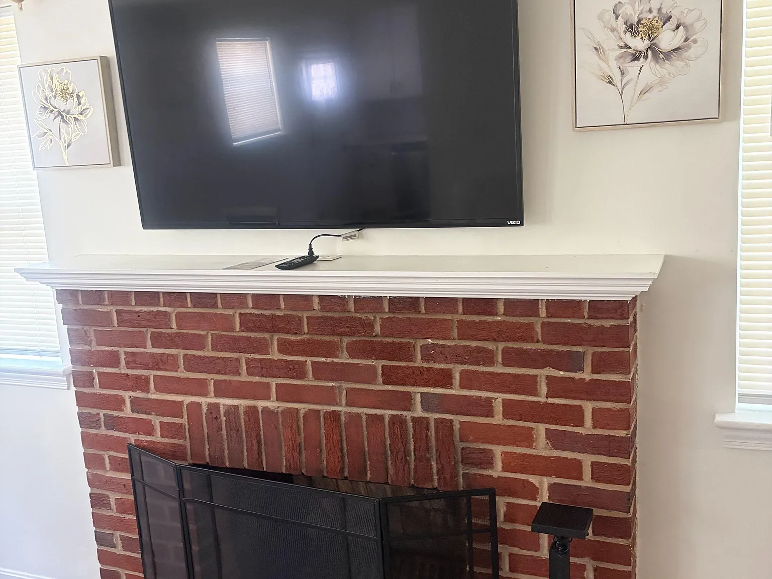 3 bed, 1.0 bath, 1050 sqft, $1,434 — Photo 2
