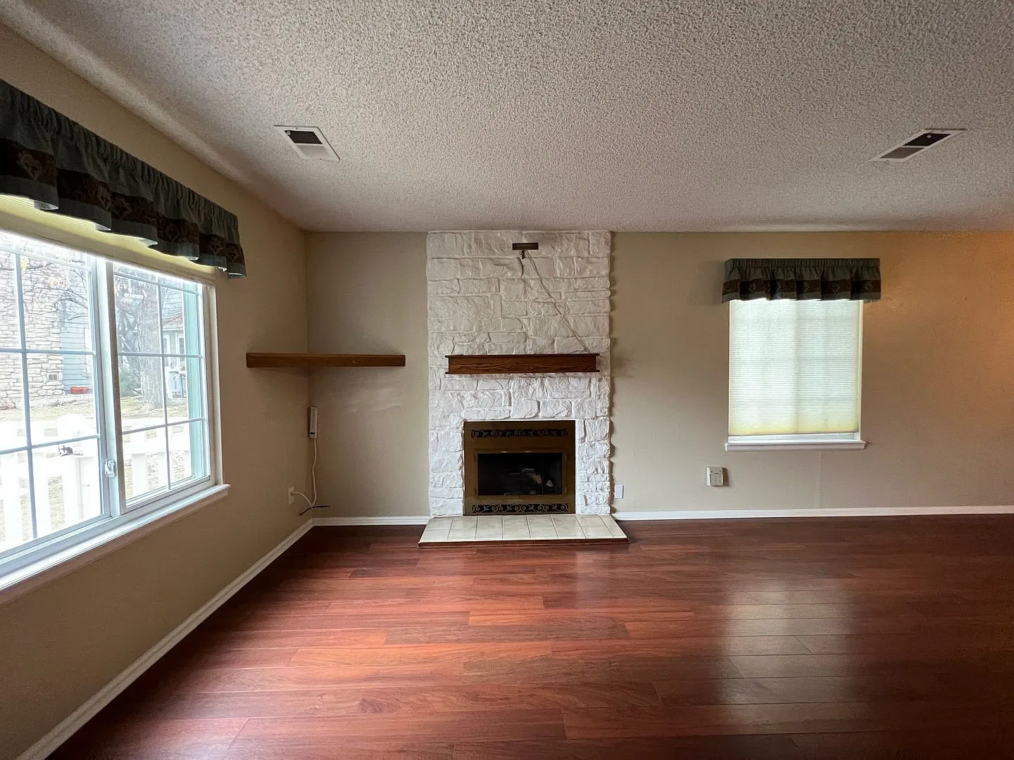 Charming 2 Bed 2 Bath Townhouse — Photo 4